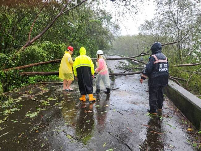 高雄六龜風雨強烈 住戶聯外道路受阻里長急通報 | 華視新聞