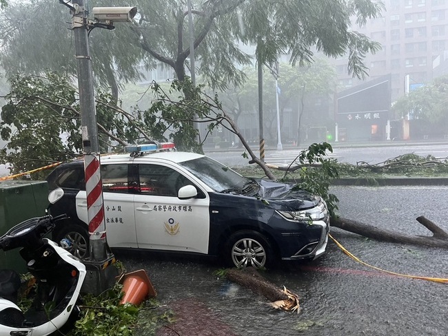 颱風凱米侵襲 強風吹斷樹枝砸中高雄警巡邏車 | 華視新聞