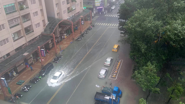 高雄狂風暴雨仍有2.6萬戶停電 多處淹水影響搶修 | 華視新聞