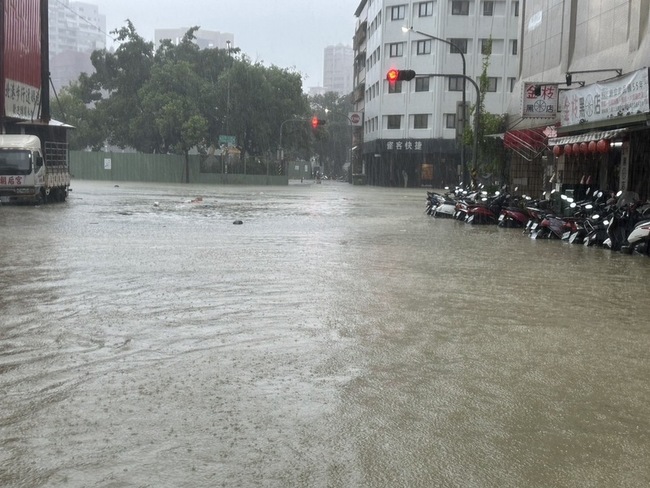 高雄愛河水位暴漲  鹽埕區車輛泡水一片汪洋 | 華視新聞