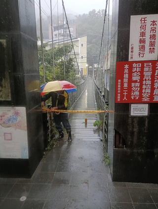 南投廬山溫泉及北港溪水暴漲 廬山吊橋、糯米橋封閉