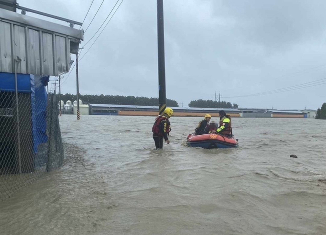 台南後壁區暴雨水淹及腰 警消強制撤離1街友 | 華視新聞