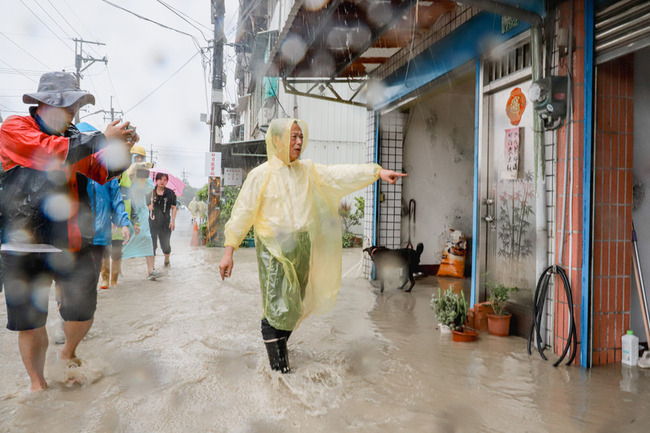 嘉縣大雨成災溪流暴漲  部分地區淹水深度達5米 | 華視新聞