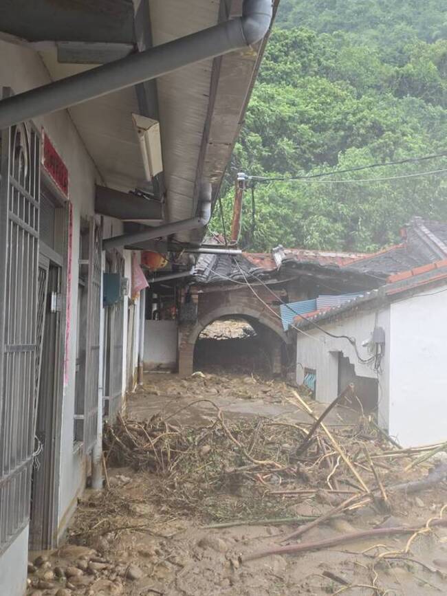 高雄山區雨量破千毫米 旗山土石流沖民宅78歲屋主亡 | 華視新聞