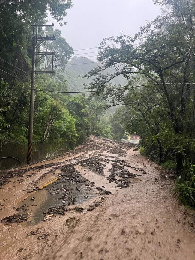 山區持續大雨 合歡山、奧萬大森林遊樂區26日休園 | 華視新聞