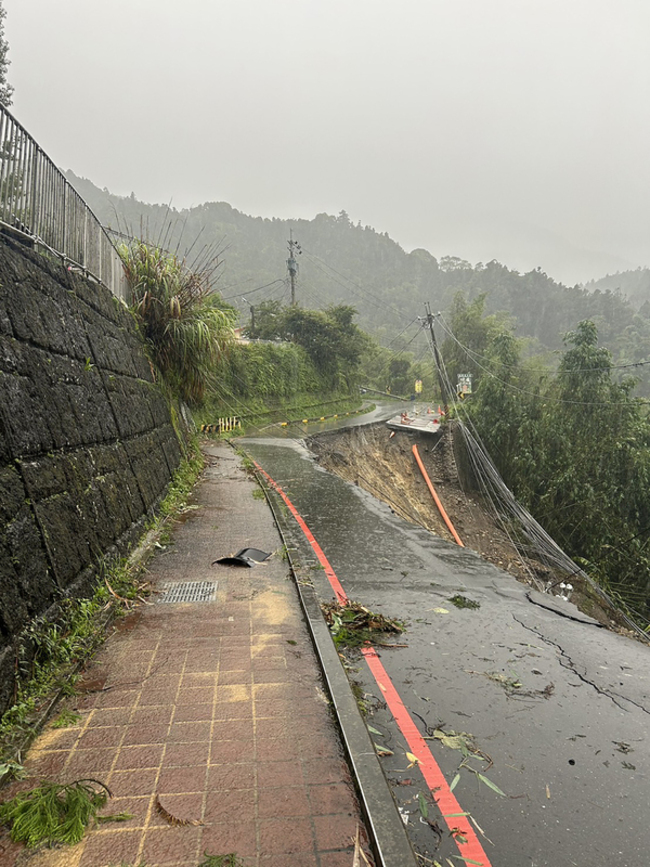 南投路樹倒塌、土石崩落碰觸線路 台電逐段搶修 | 華視新聞