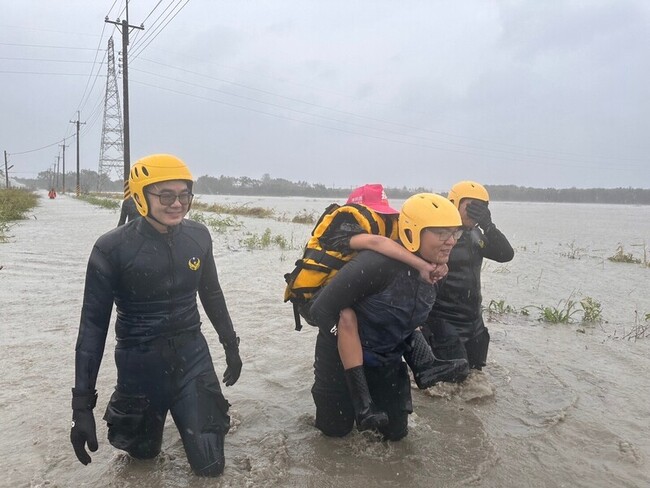 颱風凱米挾豪雨襲屏東 多處淹水累計救出16人 | 華視新聞