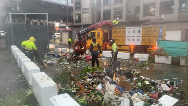 颱風凱米侵襲高雄風強雨驟 環保局籲勿亂丟淹水垃圾 | 華視新聞