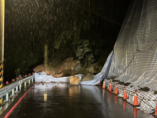 三峽台114線道土石坍方 雙向無法通行 | 華視新聞