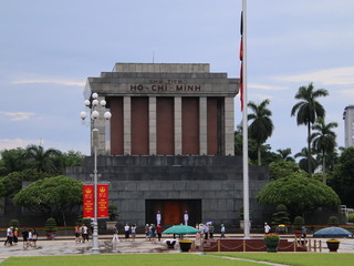 越共總書記國葬 民眾排隊弔唁「仲伯伯」