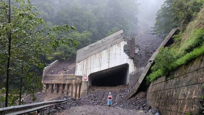 颱風阻梨山水蜜桃下山路  谷關工務段冒雨搶修 | 華視新聞