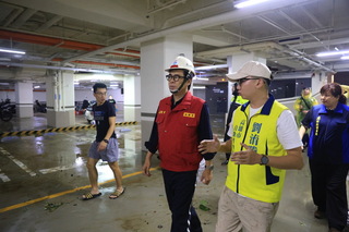 高雄月世界淹成「水世界」 目前仍有17公分積水