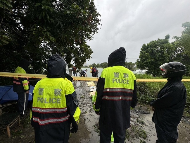 高雄男颱風天冒雨修水車失聯 魚塭內尋獲遺體 | 華視新聞