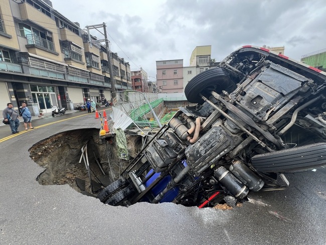 台中沙鹿機車掉天坑 預拌混凝土車搶救也淪陷 | 華視新聞