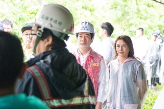 隨賴總統赴高雄果園勘災 邱議瑩爭取放寬農損救助