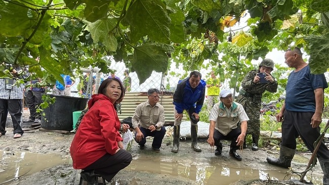 屏東農損嚴重農民哭了 周春米：全力爭取救助 | 華視新聞