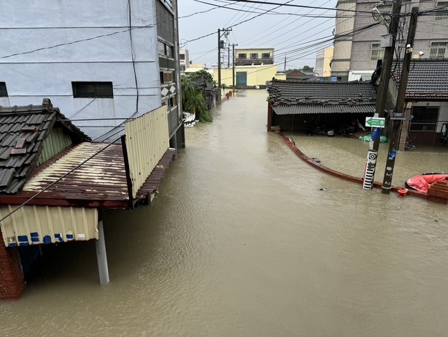 颱風凱米重創雲林 大埤鄉西鎮村四面淹水成孤島 | 華視新聞