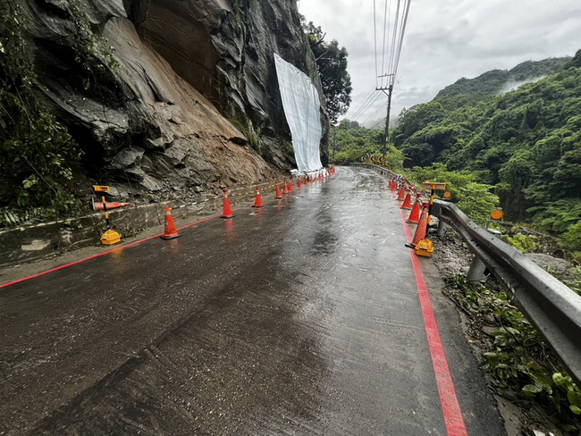 新北三峽北114線坍方  徹夜搶修清晨恢復通行 | 華視新聞