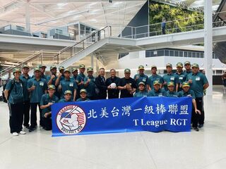 黃仁勳接待台灣青棒隊 即興投球親發禮品勉勵球員