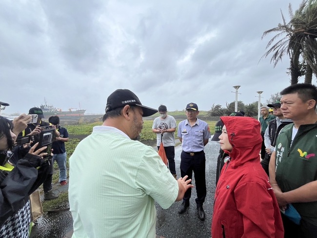 3艘貨輪擱淺屏東海岸 縣府嚴防油污洩漏 | 華視新聞