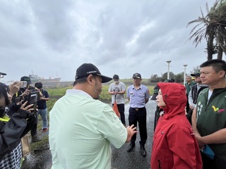3艘貨輪擱淺屏東海岸 縣府嚴防油污洩漏