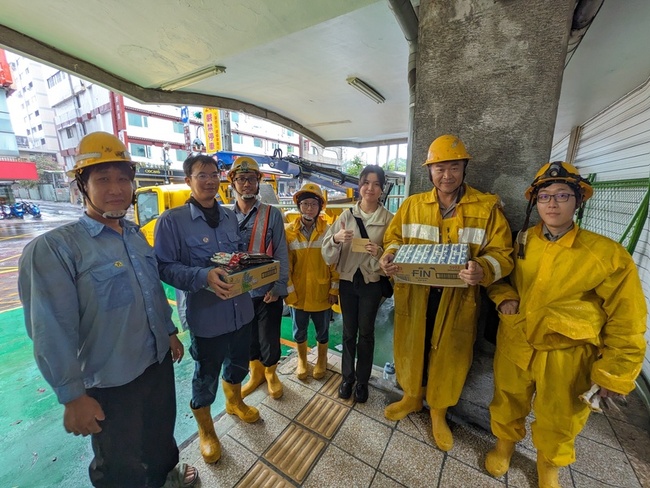 颱風凱米過境台電持續搶修 台中民眾帶物資致謝 | 華視新聞