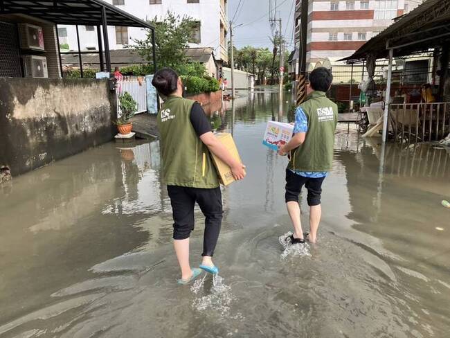 受助家庭躲避難所、家具被泡爛  民團緊急救援 | 華視新聞