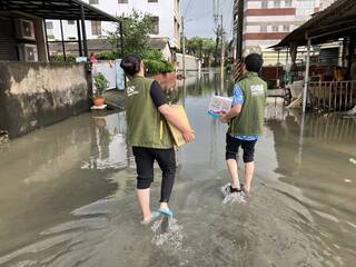 受助家庭躲避難所、家具被泡爛  民團緊急救援