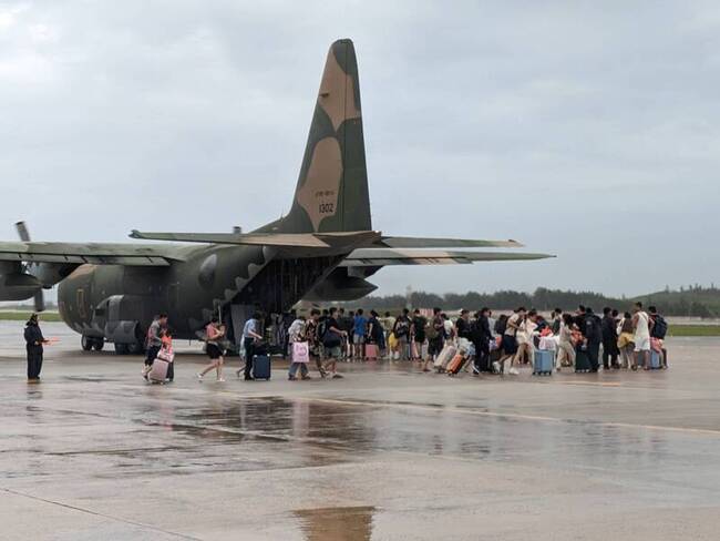 颱風滯留澎湖旅客 空軍全力支援紓運中 | 華視新聞