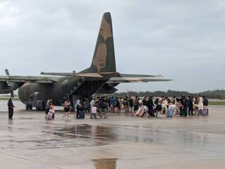 颱風滯留澎湖旅客 空軍全力支援紓運中
