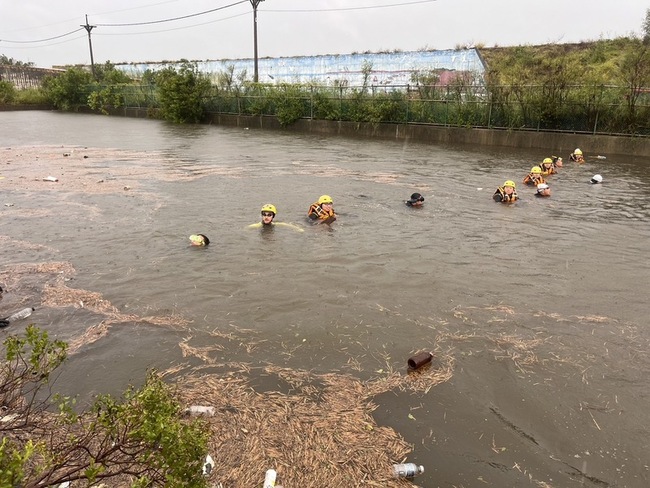 雲林水林男童失足落水  20多人搜救無所獲 | 華視新聞