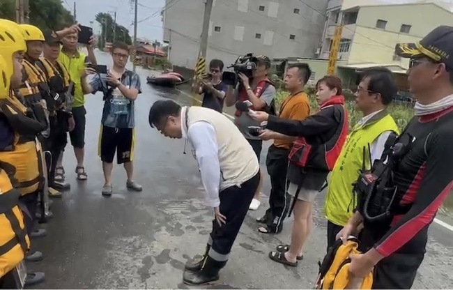 台南颱風多處淹水 黃偉哲勘災：少些政治口水 | 華視新聞