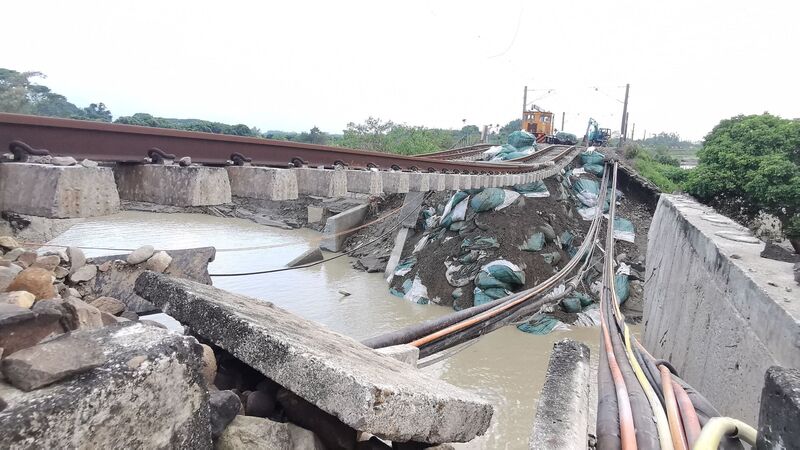 台鐵搶修八掌溪橋路基