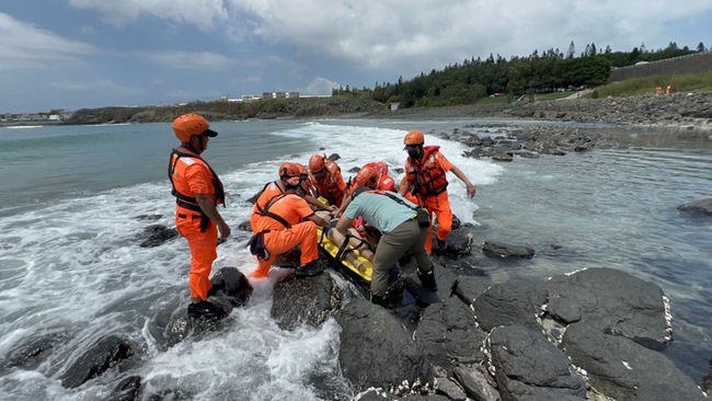 新北男子澎湖戲水遭海浪捲走 尋獲命危送醫急救 | 華視新聞