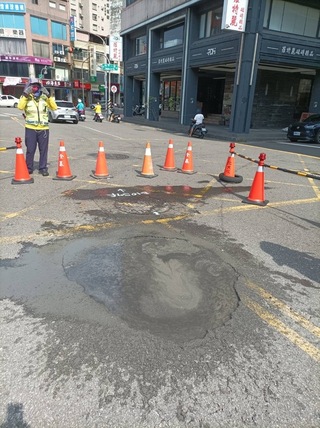 高市新興區六合路出現坑洞 市府緊急回填搶修