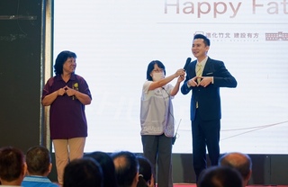 竹北2聽障市民獲表揚模範父親 鄭朝方比手語寒暄