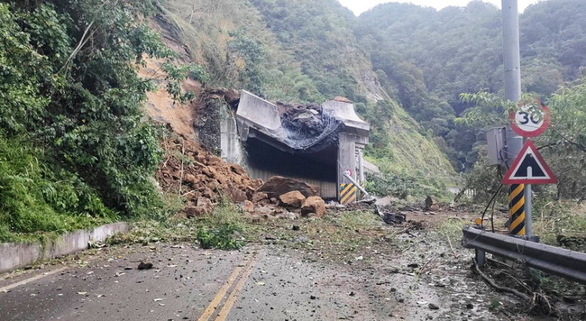 阿里山公路70.2K明隧道落石坍方 交通中斷搶修中 | 華視新聞