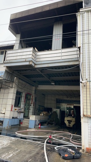 大寮鐵皮工廠火警恐塌陷 消防出動機器人精準滅火