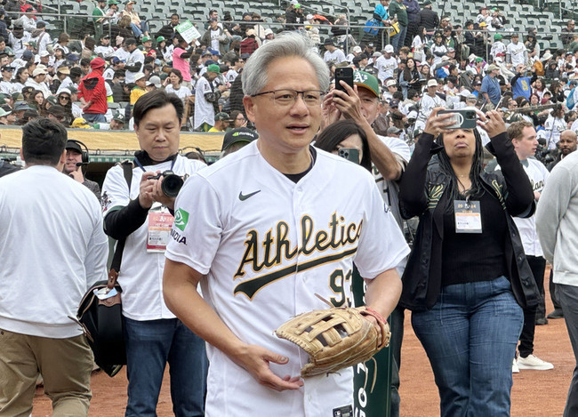 駐處攜長榮促巨人隊台灣傳統夜  黃仁勳任開球嘉賓 | 華視新聞