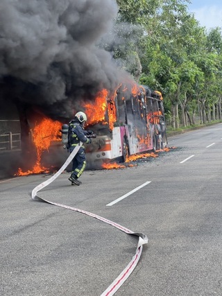 台中公車起火燒到剩骨架 司機及時疏散乘客