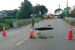 佳里南24路面現坑洞已填補 鄰近東勢橋初判未損結構