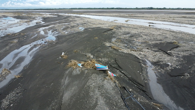 彰化飛行場遭淹沒沖走3架鯊魚機 農民巡地發現殘骸 | 華視新聞