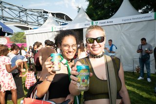 35度熱浪也要來 巴黎文化奧運台灣館觀眾爆汗看表演