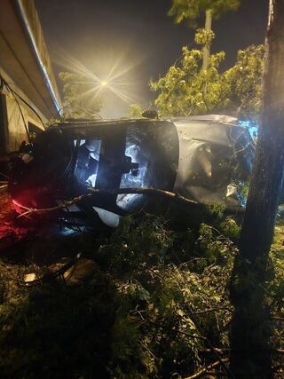 國1銅鑼段撞護欄翻落橋下 2人手機自動報案獲救