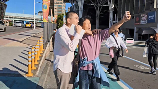 與謝國樑合影 陳峻涵突喊「拆樑行動差你一票」