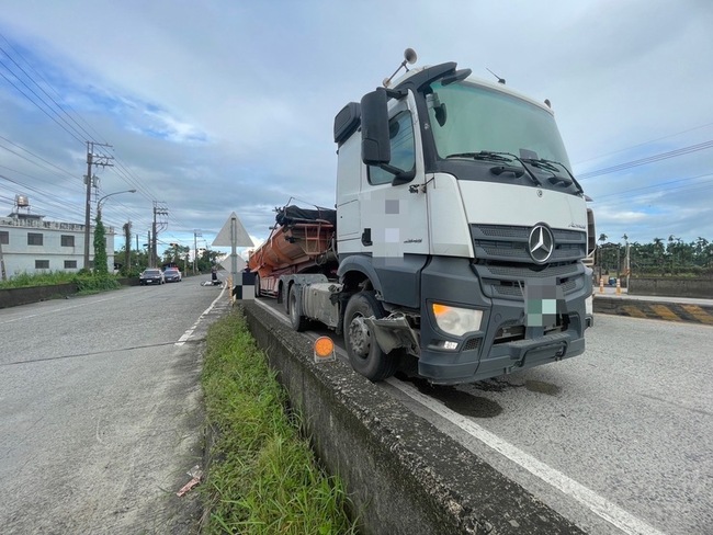 高樹大橋砂石車、機車清晨擦撞 74歲男騎士身亡 | 華視新聞