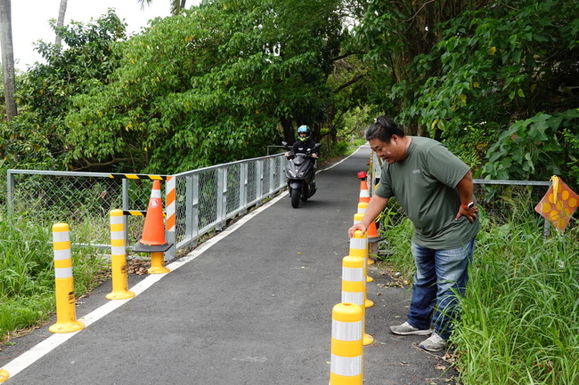 屏東自行車道鐵護欄再遭撞 加裝分向桿籲汽車禁入 | 華視新聞