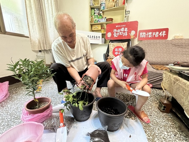 陪伴老老照顧長輩過節 9歲小志工扮演一日家人 | 華視新聞