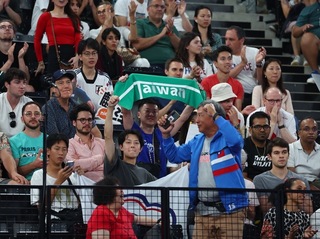 「麟洋配」4強賽 球迷持「TAIWAN」字樣毛巾被收走