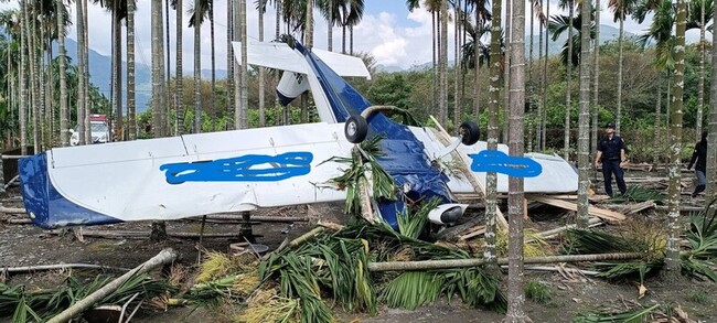 屏東高樹輕航機迫降檳榔園  教練乘客皆輕傷 | 華視新聞